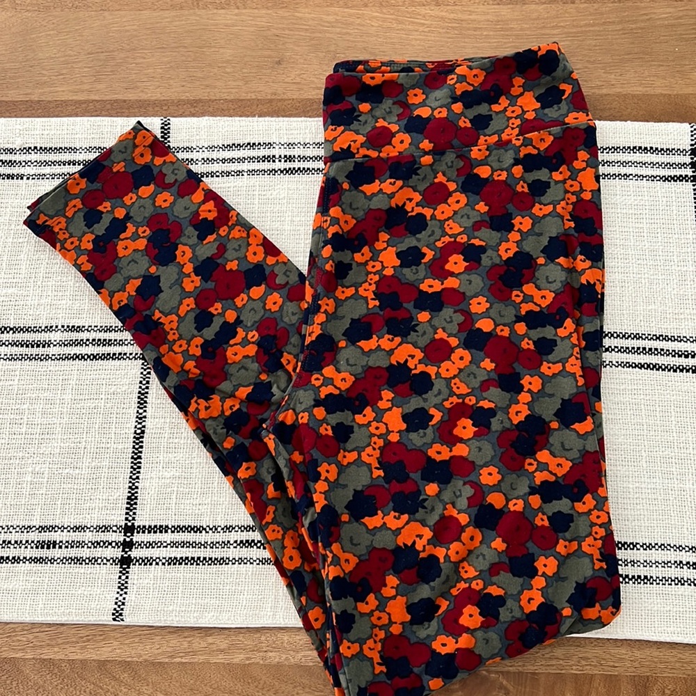 Signature LuLaRoe Leggings with Beautiful Fall Print